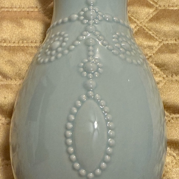 LENOX AMERICAN BY DESIGN FRENCH PERLE 8" FLUTED FOOTED VASE in Ice Blue - Picture 4 of 7
